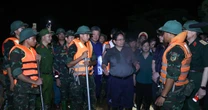 Thủ tướng thị sát vùng ngập Hà Nội, yêu cầu 2 sư đoàn ứng trực sơ tán dân
