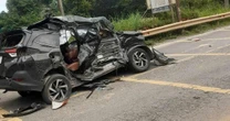 Ô tô con bị vò nát sau chạm với xe đầu kéo, 4 người thương vong