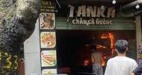 Cháy cửa hàng chân gà nướng trên phố Đê La Thành, Hà Nội