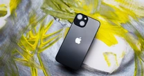 Bất ngờ với giá "xả kho" của hàng trăm chiếc điện thoại iPhone 12, 12 Pro và iPhone 13