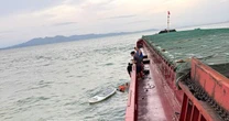 Người cha kể lại khoảnh khắc sinh tử khi trôi dạt hơn 13 giờ trên biển cùng con gái