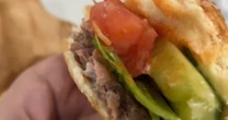Đà Nẵng: Xôn xao nghi vấn phát hiện dòi lúc nhúc trong hamburger mua tại cửa hàng bánh mì