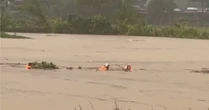 Đại uý công an lao xuống dòng lũ dữ cứu người phụ nữ bị cuốn trôi