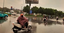 TP HCM nơi sấm chớp rì rầm, nơi mưa to gây ngập