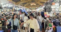 Nhiều cửa hàng chỉ nhận tiền mặt, nếu chuyển khoản thêm thuế 8%