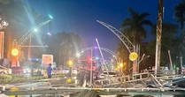 Mưa lớn ở Thanh Hóa: Xe máy đổ la liệt, mái tôn sập đè ô tô trên đường