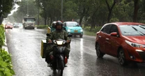 Mưa lớn trút xuống TP HCM kèm gió giật mạnh