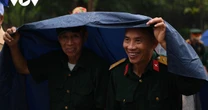 Du khách đội mưa nườm nượp thăm đồi A1