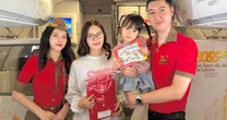 “Lạc” vào gameshow trên trời, hành khách Vietjet hào hứng đọc thần chú, nhận quà xịn