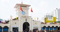 Bóc trần chợ hàng nhái trung tâm TP.HCM: Vì sao biết hàng giả nhưng khách vẫn mua?
