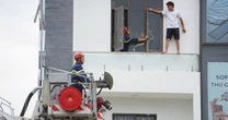 Hành động lạ của nam thanh niên trên lan can tầng 4 nhà nghỉ