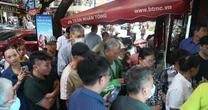 Xếp hàng từ sáng sớm chờ mua vàng giá 138 triệu đồng/lượng: Chuyên gia cảnh báo