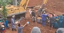 Sập móng nhà đang xây dựng, 2 cha con tử vong