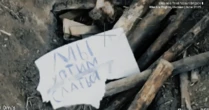 Lính Nga giơ mảnh bìa cứng trước máy bay không người lái Ukraine: Dòng chữ đánh dấu bước ngoặt