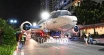 Chuyên cơ từng chở Bác Hồ xuất hiện trên phố Hà Nội, người dân háo hức đi xem