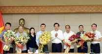 Trao Quyết định nghỉ hưu cho Phó Chủ nhiệm và 4 cán bộ Văn phòng Chính phủ