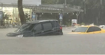 Bình Dương ngập lụt, ôtô biến thành "thuyền", tài xế liều mình cứu xe