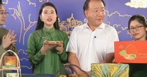 Gây bão TikTok: Cục trưởng Cục QLTT lần đầu xuất hiện trên livestream cùng KOL Hoa hậu Vỉa hè trải nghiệm bánh Trung thu