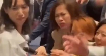 Góc nhìn của luật sư về vụ "nhảy lên bàn" để giật phiếu mua căn hộ ở phường Bình Dương