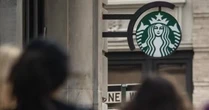 Từng có thời kỳ 2 cửa hàng nằm đối diện nhau trên một con phố, Starbucks nay phải đóng hàng trăm địa điểm: Khó khăn bủa vây ông lớn ngành cà phê