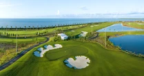 Sân golf đầu tiên của Việt Nam nằm hoàn toàn trên biển vừa nhận giải thưởng danh giá: Rộng 133 ha với 27 hố, được ví là kiệt tác đầy thách thức