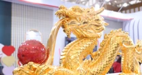 Tượng 'Phúc Long Tụ Bảo' mạ vàng giá hơn nửa tỷ đồng tại Hội chợ Mùa Thu 2025