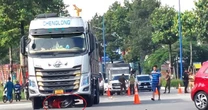 Cụ ông 82 tuổi và xe máy bị xe tải kéo lê giữa vòng xoay