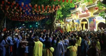 Ngay từ 3h sáng, hàng nghìn người Hà Nội đã xếp hàng dọc cả con phố chờ vào chùa Quán Sứ