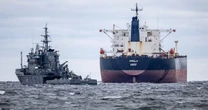 Mỹ giáng đòn trừng phạt, 40.000 tấn dầu của Nga lênh đênh trên biển gần 1 tuần, chưa thể tới tay khách 'ruột'