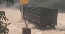 CLIP: Khoảnh khắc xe đầu kéo bị nước lũ cuốn trôi, tài xế mất tích
