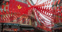 Ban công Hà Nội rực rỡ cờ hoa qua ống kính hãng tin quốc tế