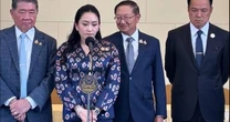 Cuộc thảo luận 9 phút giữa lãnh đạo Thái - Campuchia, Thủ tướng Thái có thái độ "lạ" trong họp báo