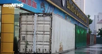 Người dân Quảng Ninh thuê dàn container, xe tải chặn trước cửa ứng phó bão Wipha