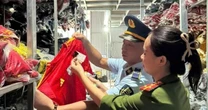 Mang tờ vé số đi đổi giải an ủi, không ngờ trúng độc đắc
