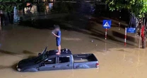 TP Thái Nguyên ngập sâu, nhiều ô tô chết máy giữa "biển nước"