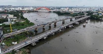 Chưa từng có tiền lệ ở Việt Nam: "Thần đèn" nâng cây cầu nặng 11.000 tấn lên cao thêm 1m, DN nào đứng sau?