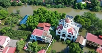 Biệt thự chìm trong biển nước, làng Quả Cảm thành ‘ốc đảo’ giữa Bắc Ninh