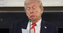 Khoảnh khắc ông Trump nhận mẩu giấy nhỏ trước thời điểm ‘lịch sử’ của Trung Đông