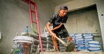 Lý do thanh niên châu Á chọn việc dưới khả năng
