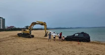 Lại thêm một chủ xe ô tô chơi ngông chạy xuống bãi biển tại Phú Yên