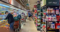 Nước láng giềng Việt Nam sắp giảm giá xăng, phát hơn 600.000 VNĐ tiền mặt mỗi người cho 22 triệu dân