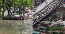 Toàn cảnh một buổi sáng "không tưởng" ở Hà Nội: Nước ngập đến thắt lưng, người dân vật lộn di chuyển giữa phố phường