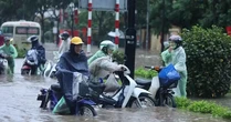 'Gánh' lượng mưa lớn nhất từ đầu mùa, hệ thống thoát nước Hà Nội quá tải
