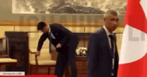 SCMP: Chủ tịch Kim Jong Un rời ghế, trợ lý lập tức xóa dấu vết - Một giọt mồ hôi cũng có thể thành vũ khí