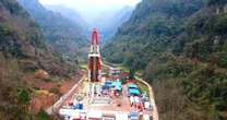 Còi báo động vang lên, dự án khoan sâu 3.300m dừng thi công khẩn cấp, kho báu chứa hàng trăm tỷ m3 'vàng trắng' lộ diện nhờ công nghệ cao