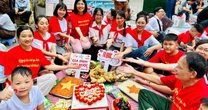 Đại gia đình 20 người với mâm cỗ đủ xôi, gà trên vỉa hè chờ tổng duyệt diễu binh A80