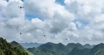 Kỳ tích công nghệ gọi tên Trung Quốc: Không cần con người, drone nhấc ‘ngon ơ’ 180 tấn vật liệu lên lưng trời, nhanh gấp 10 lần thông thường, giảm 80% chi phí, bảo vệ hàng nghìn cây xanh