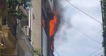 Khói lửa bốc lên dữ dội từ ngôi nhà 4 tầng ở Cầu Giấy, hàng xóm dùng búa phá cửa