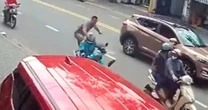 Phẫn nộ cảnh người đàn ông dừng ô tô giữa đường đạp nữ tài xế xe công nghệ