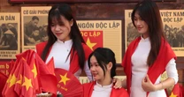 Hà Nội đang bước vào "mùa đẹp nhất": Nhiều quán cà phê rực sắc đỏ tự hào, ai ai cũng háo hức chụp ảnh kỷ niệm trước thềm 2/9